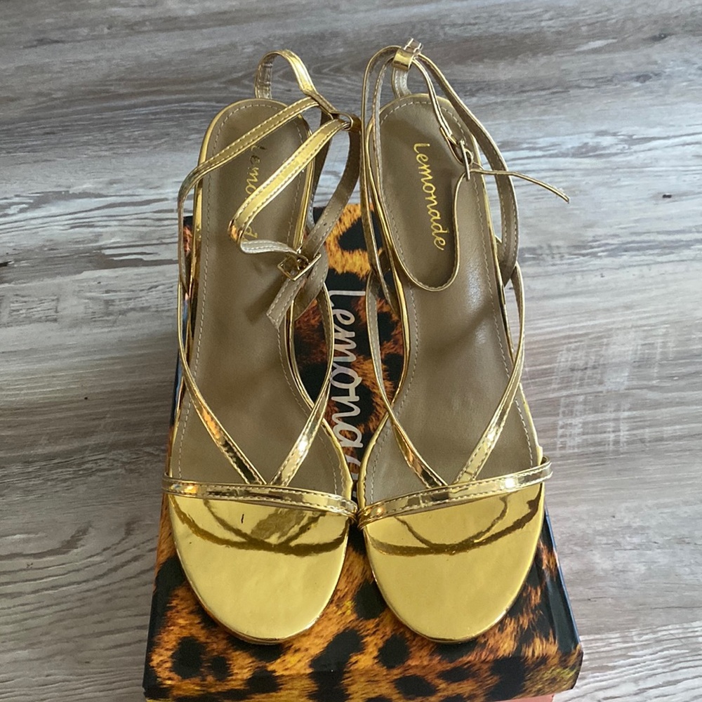 Gold heels, perfect for Halloween !